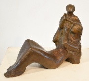 Mujer y Niño, bronce de Fioravanti, frente 24,5 cm. Alto 17 cm.