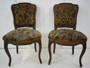 Par de sillas estilo Luis XV, tapizadas en petit point. Desperfectos.