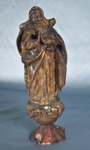 Virgen orando sobre nubes y ángeles, talla madera. 30 cm.