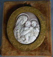 Camafeo Virgen con Niño y San Juan.