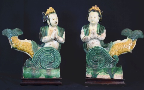 Sirenas, Dos tejas Chinas de cerámica con esmalte amarillo y verde. Bases de madera.