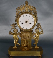 Reloj de mesa de bronce con angelitos, faltantes