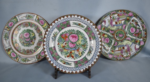 Cuatro platos de porcelana de Canton, distinos diseño. Diám. 25 cm.