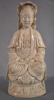 Guan Yin de cerámica china blanca. Alto 31 cm.