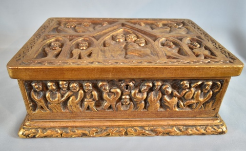 Cofre de madera tallada y dorada, decoración de personajes. Tapa mide 37 x 26 cm.