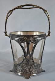 Hielera Art Nouveau de metal plateado; recipiente de vidrio roto. 24 cm.