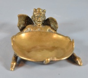Centrito de bronce dorado con figura de fauno. Largo 14 cm.
