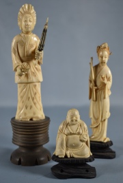 Tres figuras chinas de marfil tallado. 2 damas y Buda sentado. Alto: 14, 13 y 5,5 cm.
