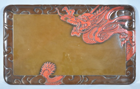 Bandeja China de laca, rectangular, decoración de dragón en relieve. 55 x 33 cm.