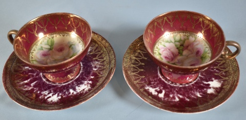 Ocho tazas con platos de porcelana de Viena bordó con dec. de flores. (+ 3 platos sueltos).