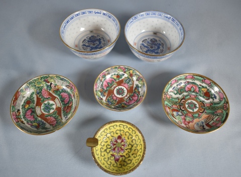 Dos bowls y 4 platitos de porcelana oriental. Cascadura.
