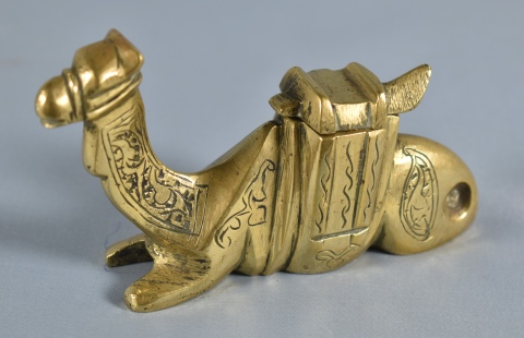 Camello, tintero de bronce dorado, con tapa articulada. Larfo: 12 cm.