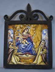 Virgen con Niño, cerámica con marco de hierro, y otro marco vacío. 2 piezas.