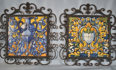 Vasos con flores, Par de cerámicas españolas con marcos de hierro. 26 x 26 cm. Total: 42 x 38 cm.