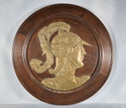 Soldado de perfil, relieve de bronce sobre soporte de madera circular. Diám. 55 cm.