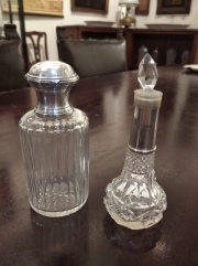 Perfumero inglés con gollete sellado y tapón averiado; y Frasco con tapa de metal. 2 piezas.