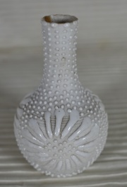 Pequeño Vaso en esmalte blanc de Chine. Alto 11 cm.