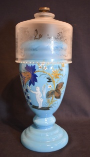 Lámpara de opalina decorada con personaje.
