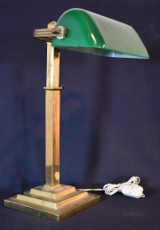 Lámpara de escritorio de bronce dorado con tulipa de vidrio verde. 45 cm.