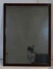 Espejo marco de madera con borde moldurado. 75 x 100,5