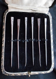 SEIS PINCHES PARA COPETIN de plata esterlin en su estuche original, realizada por los plateros