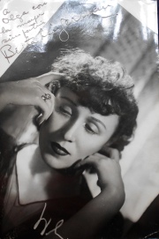 WILENSKY SIVUL, fotografía artística de BERTA SINGERMAN, dedicada y firmada por la actriz. Mide: 11 x 17 cm.