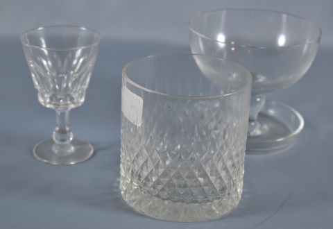 Conjunto de vidrio y cristal: 2 vasos whisky, 2 pomeleras y 6 copitas licor.