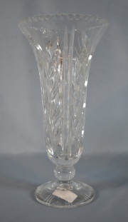 Florero de vidrio tallado, cachaduras. 30 cm.