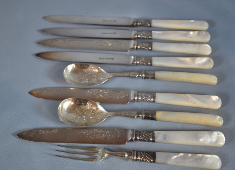 Seis cuchillos, dos cucharas y tenedor con mangos de nácar