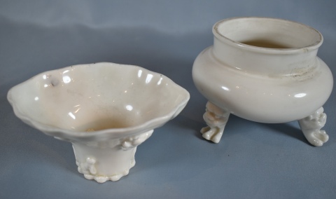 Incensario trípode porcelana china blanca (pata rota) y vaso libación.