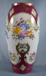 Dos vasos de porcelana europea, uno restaurado.