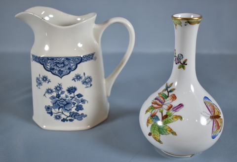 Jarra loza inglesa y peq. vaso Herend de porcelana. 15 y 16 cm.