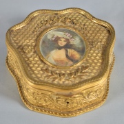 Alhajero de bronce con miniatura, mujer con capelina. Largo 14 cm.