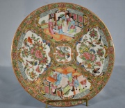 Plato de porcelana de cantón circular. 27 cm. Cachadura.