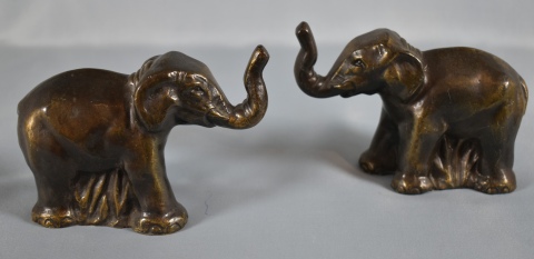 Par de pequeños elefantes de metal. alto: 9,2 cm.