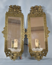 Par de apliques de bronce con espejos. Alto: 48 cm.