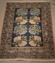 Pequeña alfombra persa de campo azul. 79 x 58 cm. Desgastes
