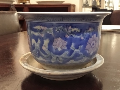 Macetero y plato de porcelana china moderna.