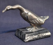 Pato de bronce plateado. Alto 9 cm.