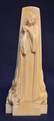 Figura femenina con cadenas, talla de marfil. 16 cm.