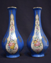 Par de vasos porcelana turquesa con flores.