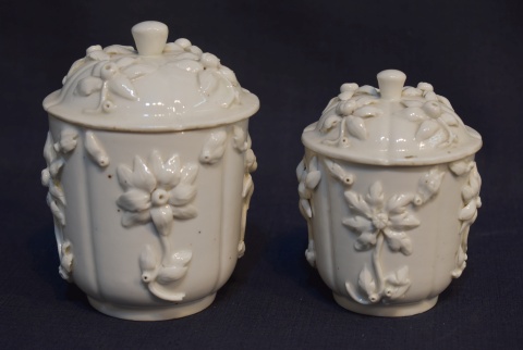 Dos potes con tapas de porcelana St. Cloud blanca. 10 y 12 cm.