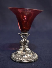 Pequeño vaso cristal rubí con base de plata. 11 cm.