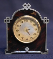 Pequeño reloj de mesa inglés de carey. 9,8 cm.