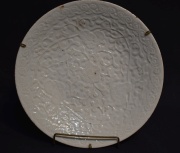 Plato chino de porcelana blanca. 23,5 cm. cachadura.
