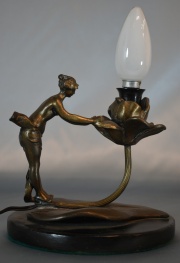Lámpara Velador art Nouveau de petit bronce, mujer con flor
