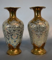 Par de vasos arabes con ornatos en dorado. Alto: 24 cm