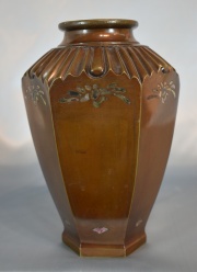 Vaso de bronce japonés, con incrustaciones. Alto: 23,6 cm