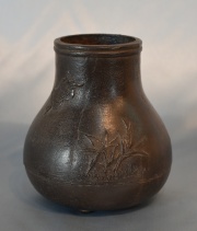 Vaso chino de bronce con cangrejos en relieve. 14 cm.