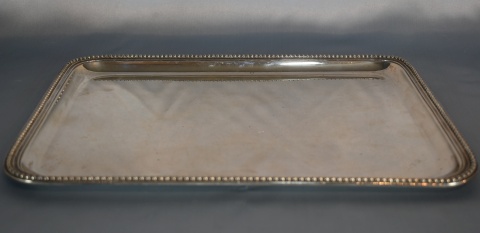 Pequeñas Tetera, lechera, azucarera y bandeja rectangular de plata.